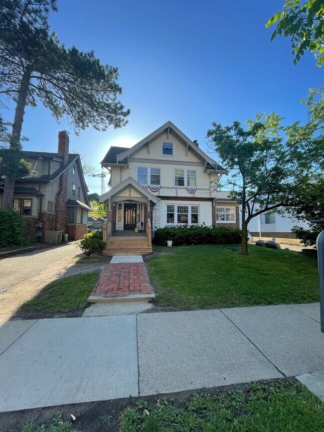 Primary Photo - 725 Church St