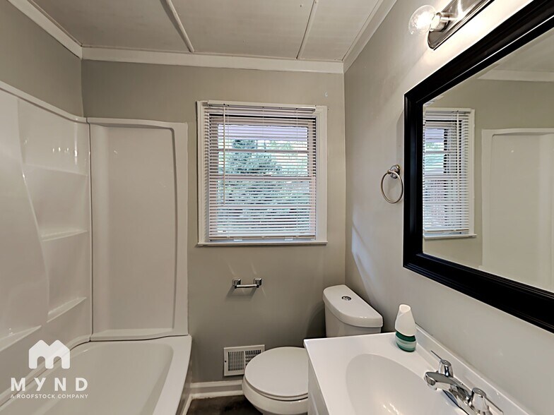 Building Photo - 919 Green Valley Rd SW