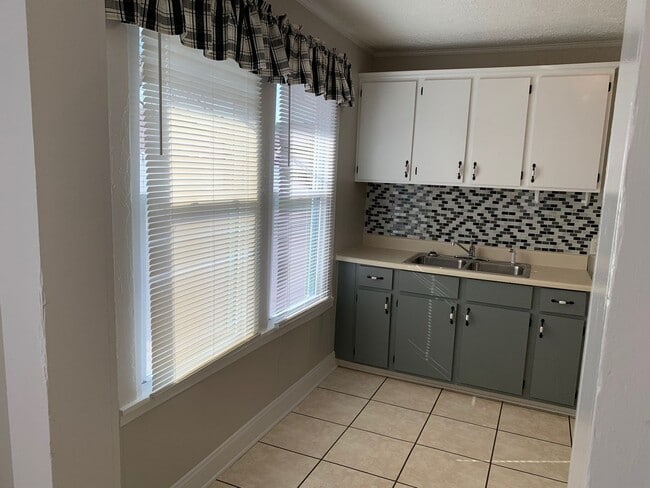 Building Photo - 2 Bedroom/1 Bath Cute Cottage across Bordon Park Kingsport, TN