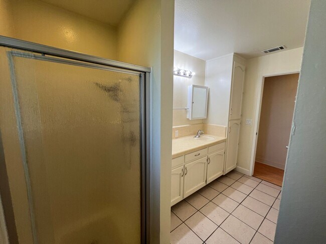 Building Photo - 3 bedroom single story in Manteca!