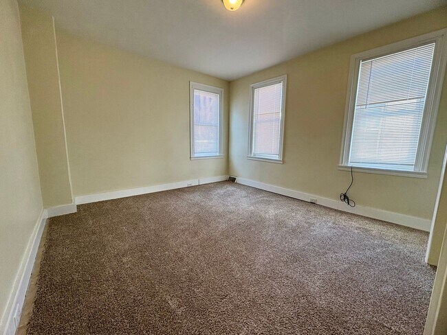 Building Photo - Spacious 4 Bedroom 1 Bathroom Rowhome in R...