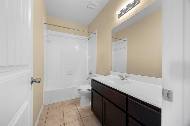Building Photo - 2880 Donnell Dr