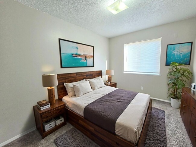 Building Photo - Large 2 Bedroom Apartment with Peak Views!