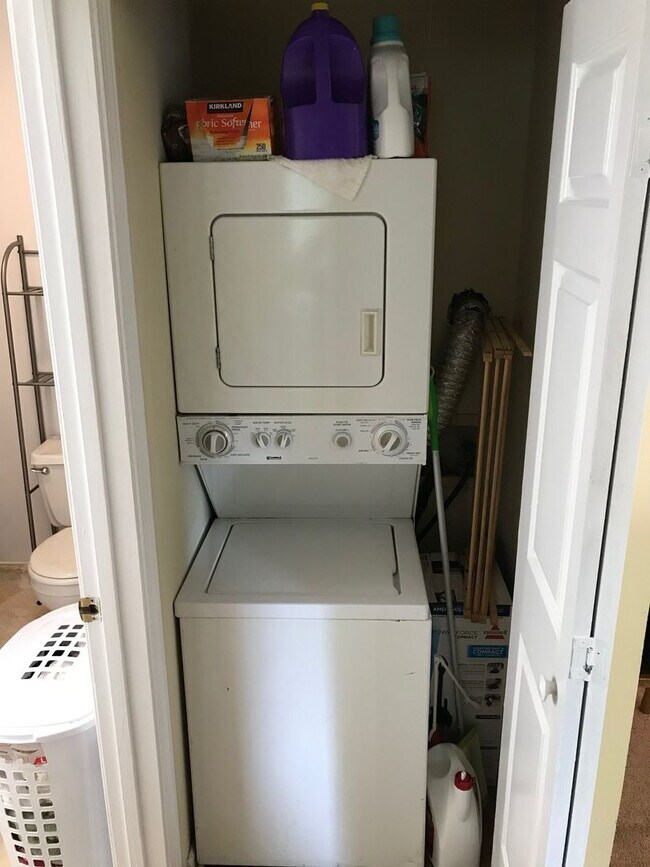 Building Photo - 4 BR/2 BA Apartment in Heart of Athens