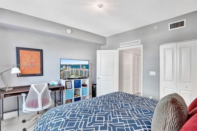 Building Photo - 7900 Harbor Island Dr