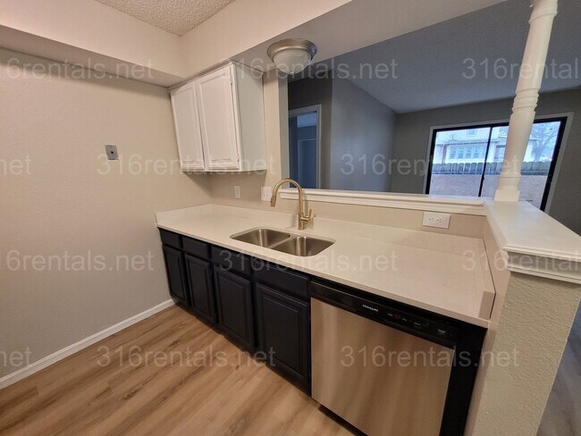 Building Photo - $925 - 2 bedroom 1 bath - Beautiful apartm...