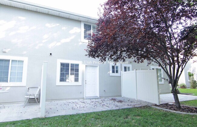 Building Photo - 2 Bed, 2 Bath Townhome