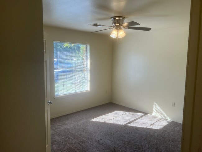 Building Photo - 2 Bed 1 Bath Duplex