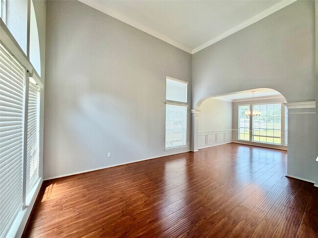 Building Photo - 4614 Forest Home Dr