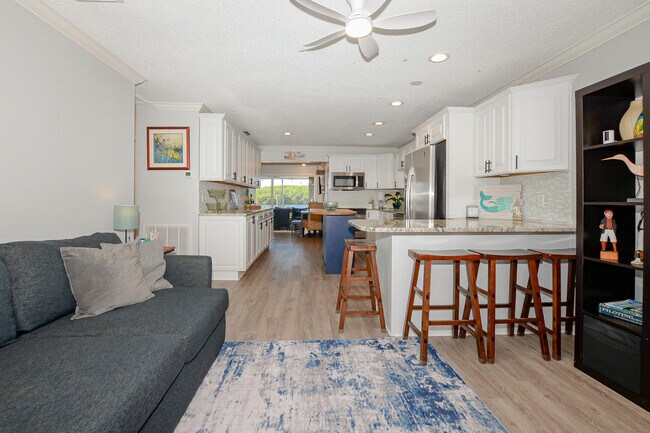 Building Photo - 110 SW Hideaway Pl