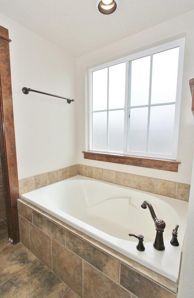 Building Photo - Patio Home in Downtown Eagle!