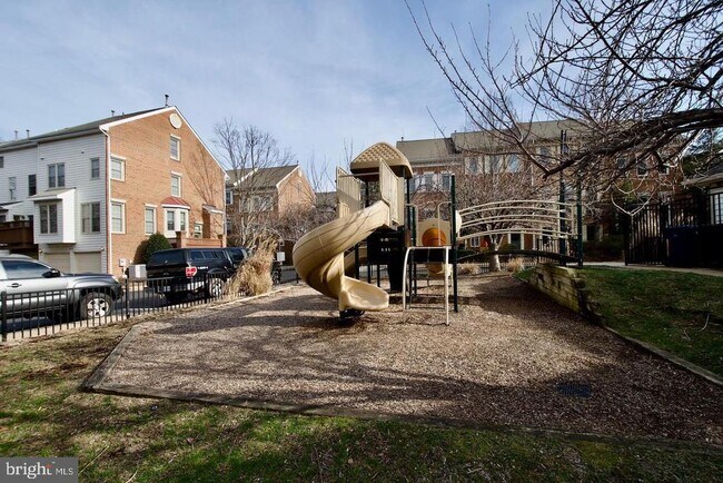 Building Photo - 2324 Henshaw Pl