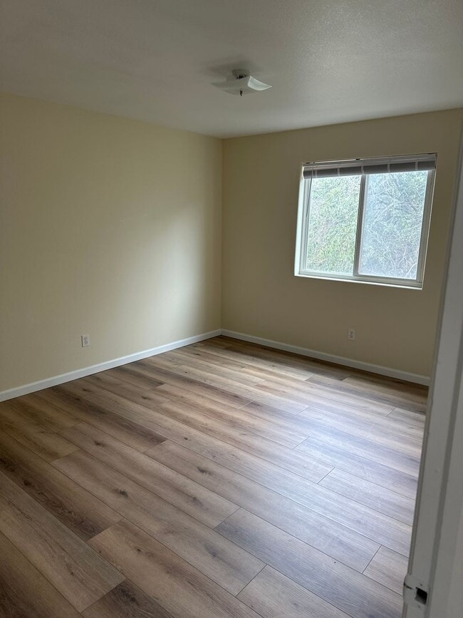 Building Photo - 2 Bedroom Condo in West Glenwood
