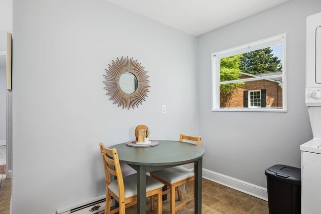 Building Photo - Adorable home in Kernersville!
