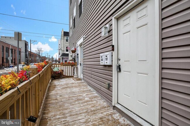 Building Photo - 2352 W Thompson St