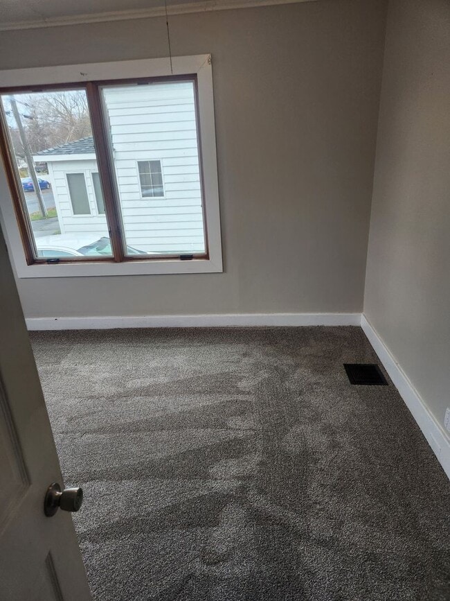 Building Photo - Great 4 bdrm Family Home!!! New carpet & paint!!