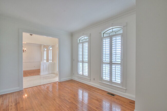 Building Photo - 4335 N Chapel Rd