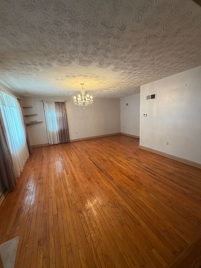 Building Photo - Charming Reading 3/4 BR Home For Rent with lots of Character