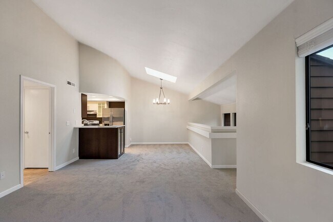 Building Photo - Great 1bed 1bath Location in Kirkland! Parking and W/S/G included in rent