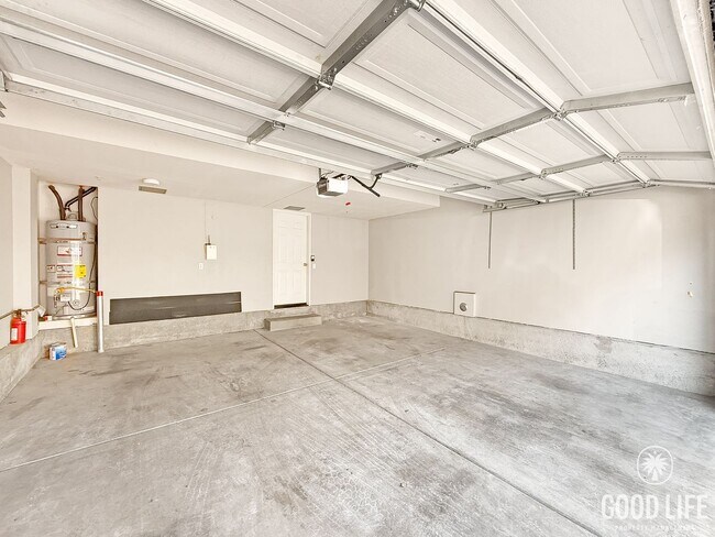 Building Photo - Stylish Eastlake Townhome with Pool Access...