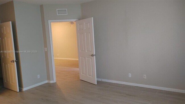 Building Photo - 1165 Golden Lakes Blvd