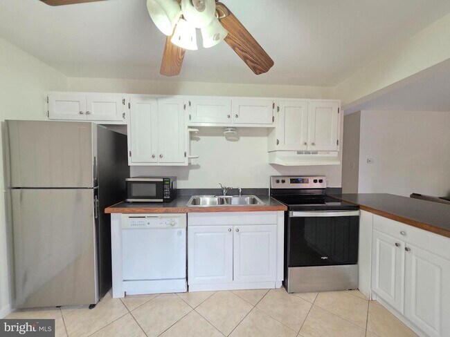 Building Photo - 13 Sailors Way