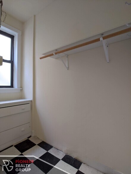 Building Photo - 2421 N Sawyer Ave