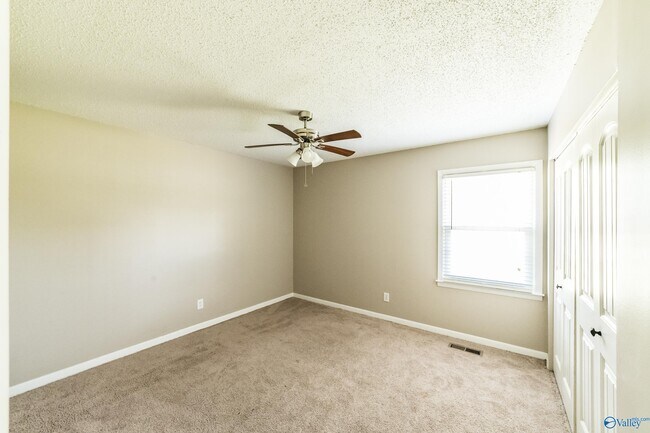 Building Photo - 2107 Edinburgh Dr SW