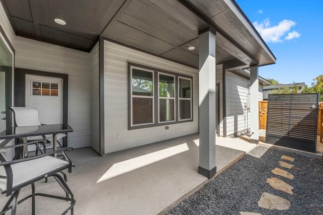 Building Photo - 218 Thistle Dr