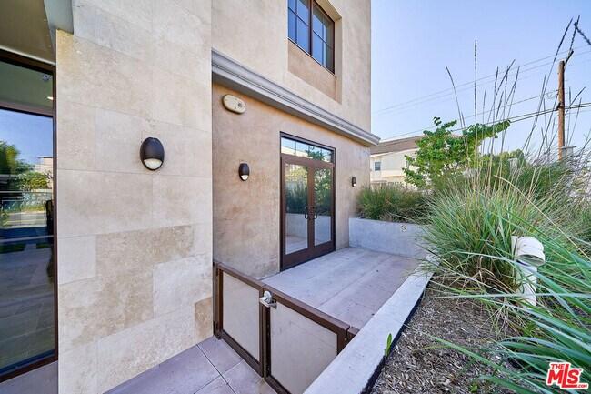Building Photo - 951 S Wilton Pl