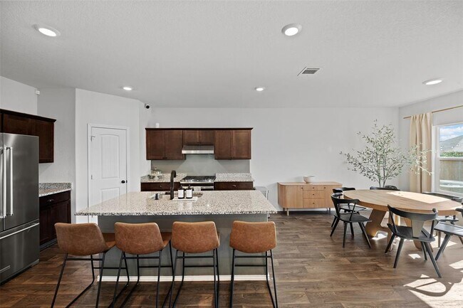 Building Photo - 144 Calgary Ln