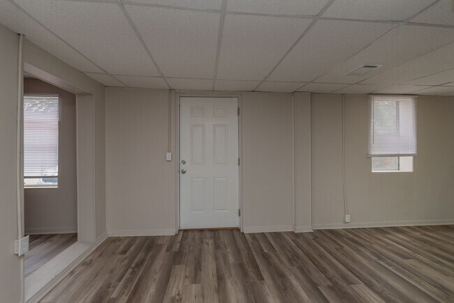 Building Photo - 2ND MONTH'S RENT FREE! Updated 1 bed/1 bat...