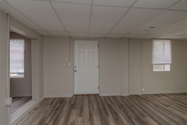 Building Photo - Updated 1 bed/1 bath apartment, great loca...