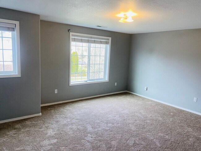Building Photo - 812 Lark Dr