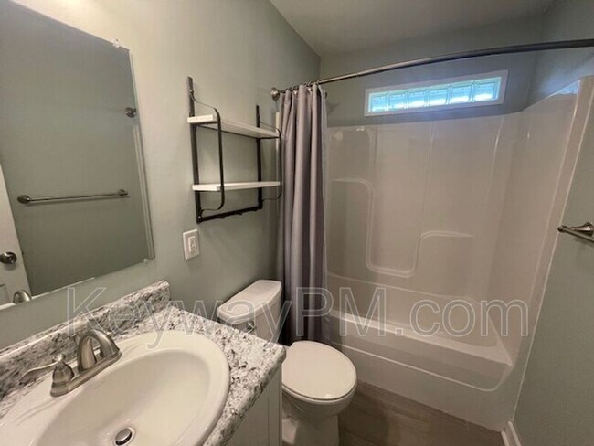 Building Photo - 506 Pershing Dr