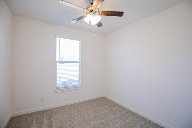 Building Photo - 136 S Broyles Ave