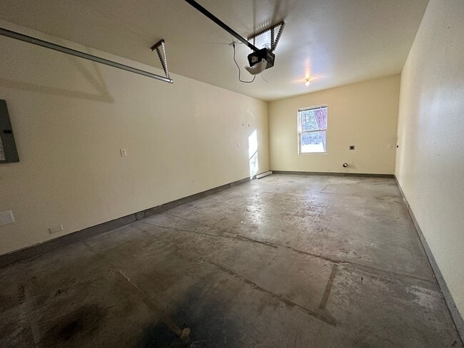 Building Photo - Peaceful 2-Bed Home on a Spacious 1-Acre Lot