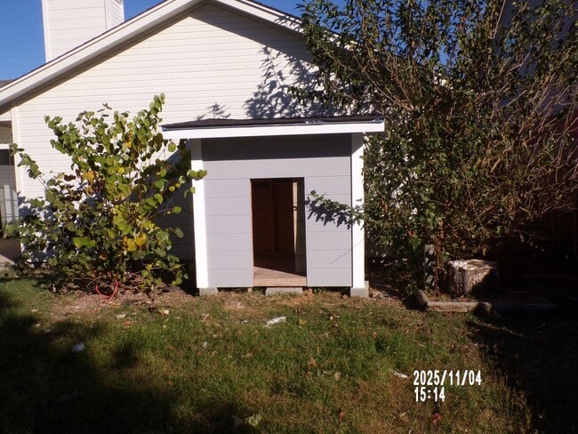 Building Photo - Fresh Paint!!, New Flooring and Granite Co...