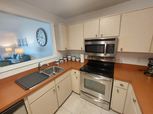 Building Photo - 1628 Tudor Ln