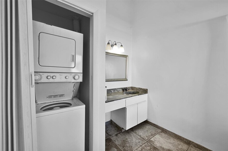 Building Photo - 4011 Coral Springs Dr