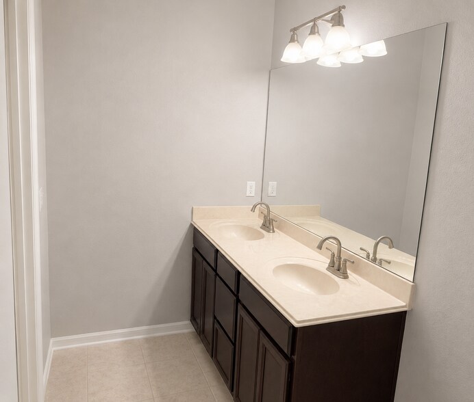 full bathroom - 12966 Freeman St