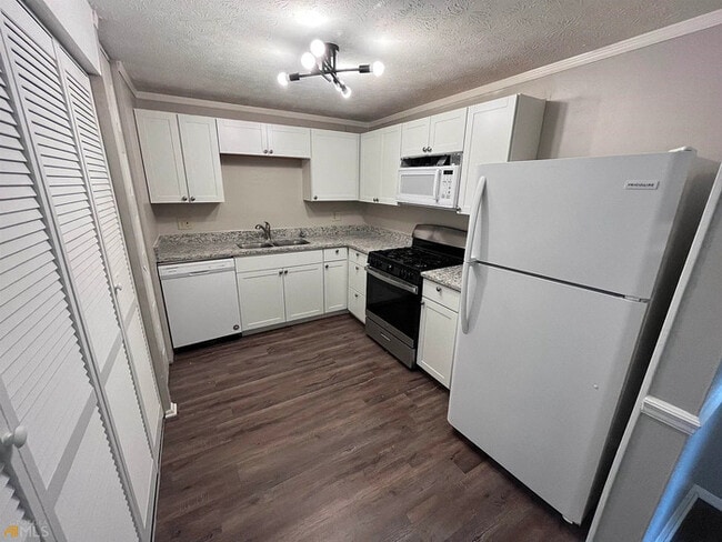 Building Photo - Newly Renovated Single-family Home