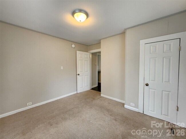 Building Photo - 507 S Vance St
