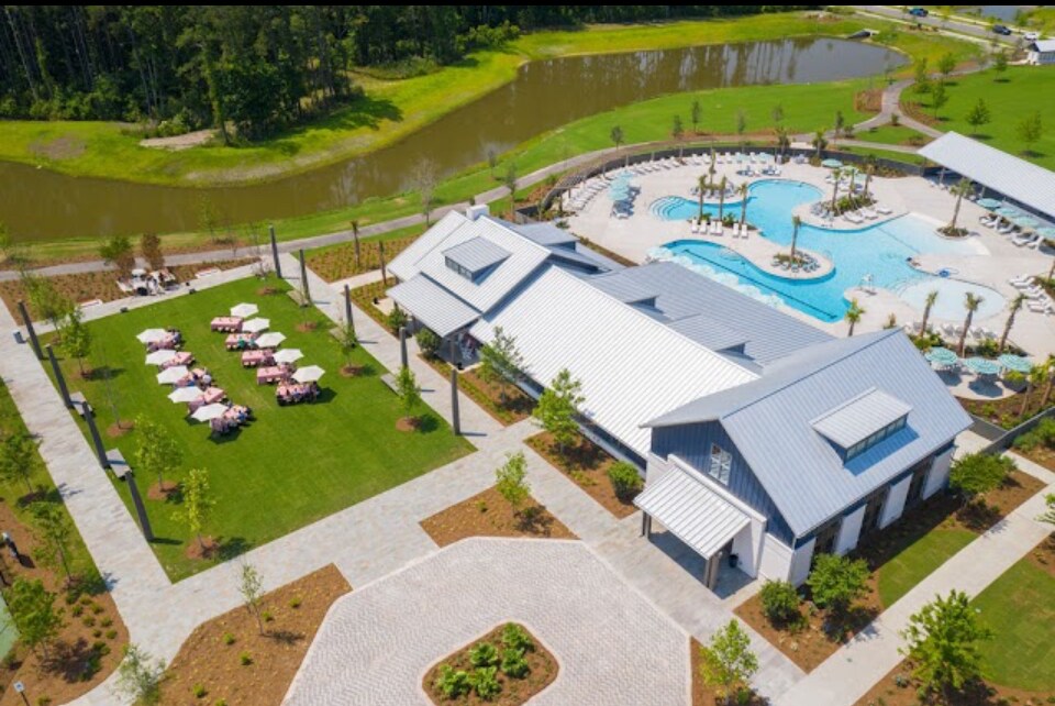 Building Photo - 610 Blueway Ave