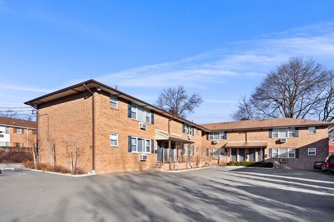 Building Photo - 139 Royal Ave