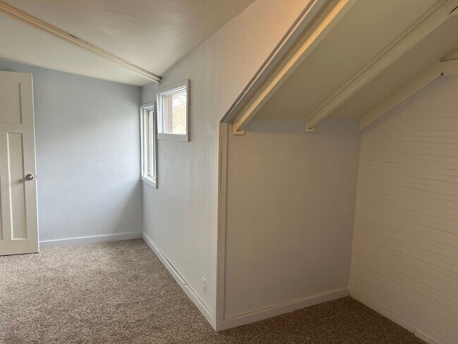 Building Photo - Beautifully updated 3 bedroom 1 bath duple...