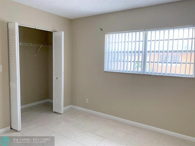 Building Photo - 4653 NW 9th Dr
