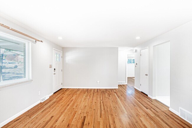 Building Photo - Charming 3BD, 2BA Arvada Home with 2-Car Garage and Yard