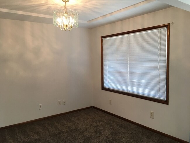 Building Photo - Adorable2 bedroom SE Portland home with 1/2 acre large backyard.