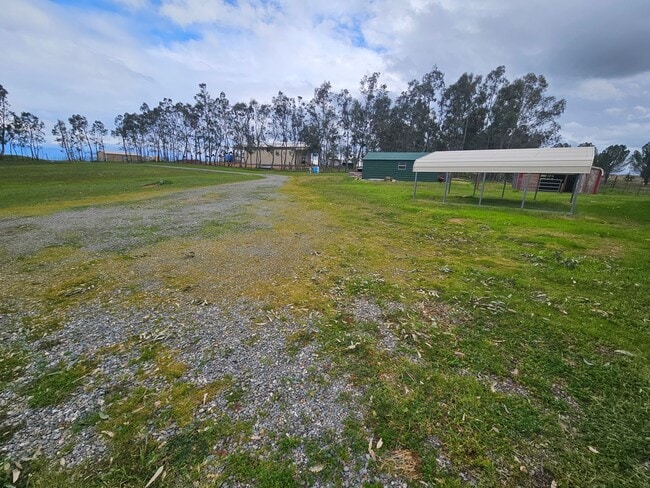Building Photo - Spacious Home on 5 Acres For Rent!
